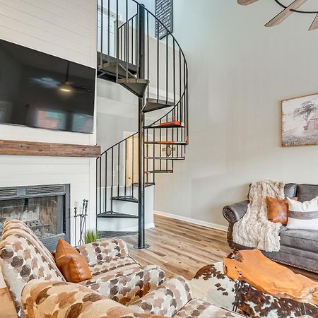 Downtown Gatlinburg Condo With Mountain-View Balcony エクステリア 写真
