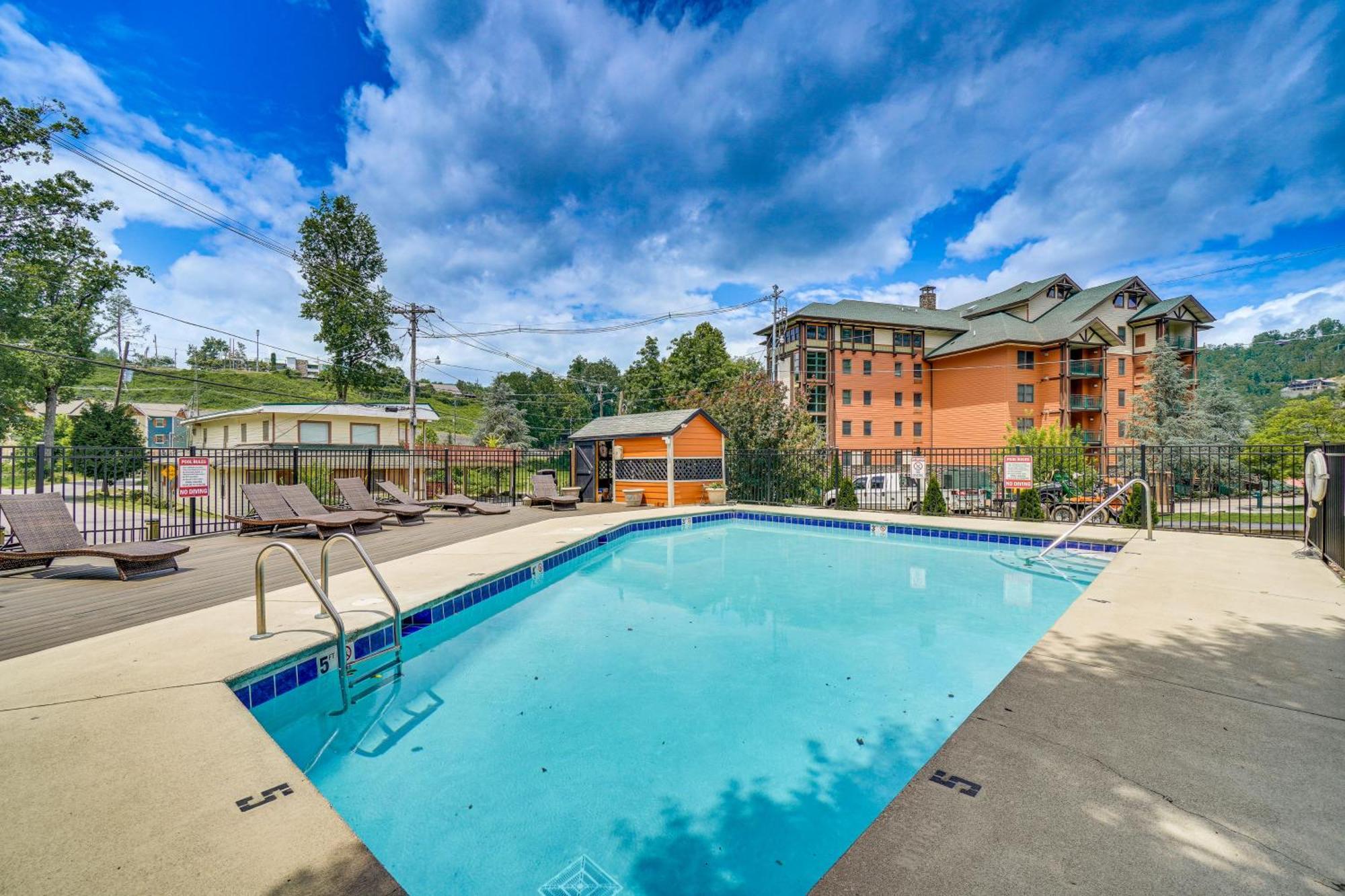 Downtown Gatlinburg Condo With Mountain-View Balcony エクステリア 写真